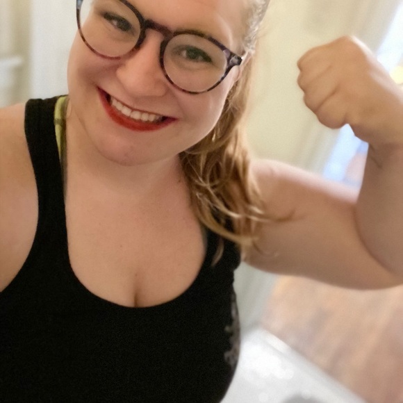 MEET YOUR POSHER, Emily W. 🎀 - Picture 4 of 8